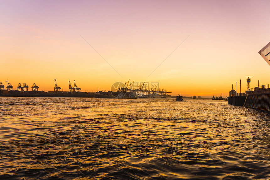 Dockland 日落旅行港口城市日出旅游阳光反射太阳蓝色运输图片