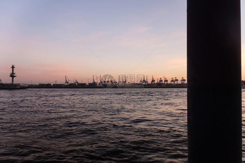 Dockland 日落旅游码头港口反射太阳城市阳光场景天空运输图片