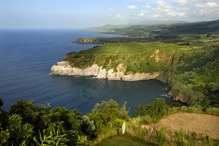 亚速尔群岛风景明信片房子假期悬崖农场岩石海岸线绿色背景