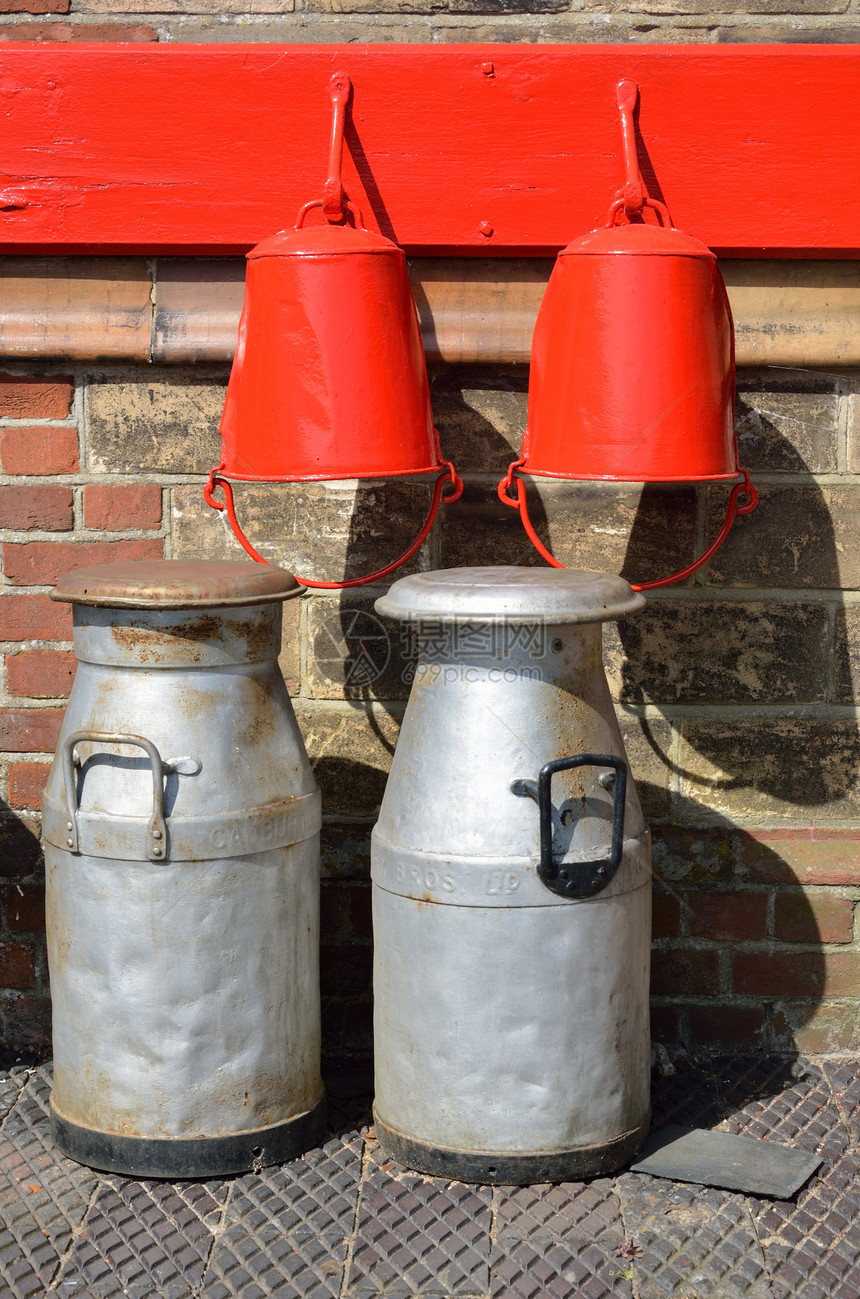 古老的牛奶胡萝卜奶制品火桶罐头农业国家古董贮存金属红色车站图片