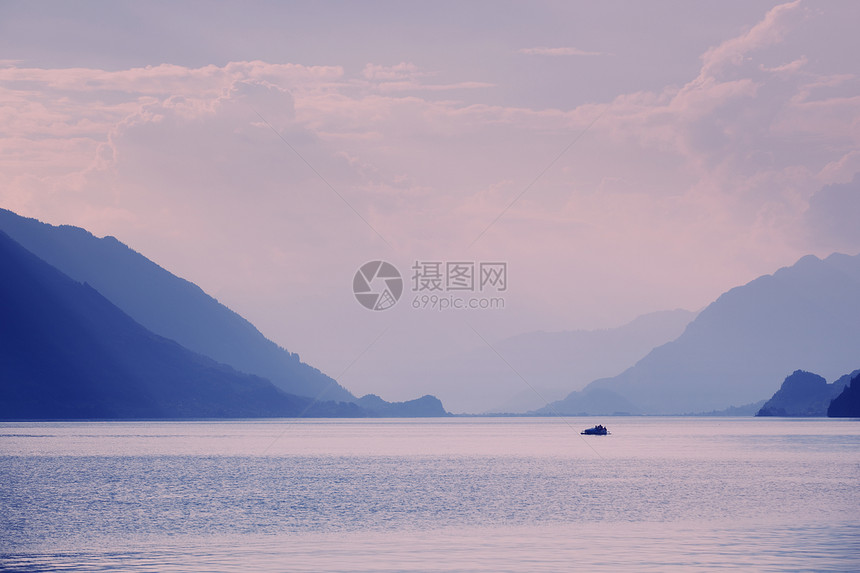 苏威湖日落山脉环境橙子天空蓝色旅行太阳支撑反射假期图片
