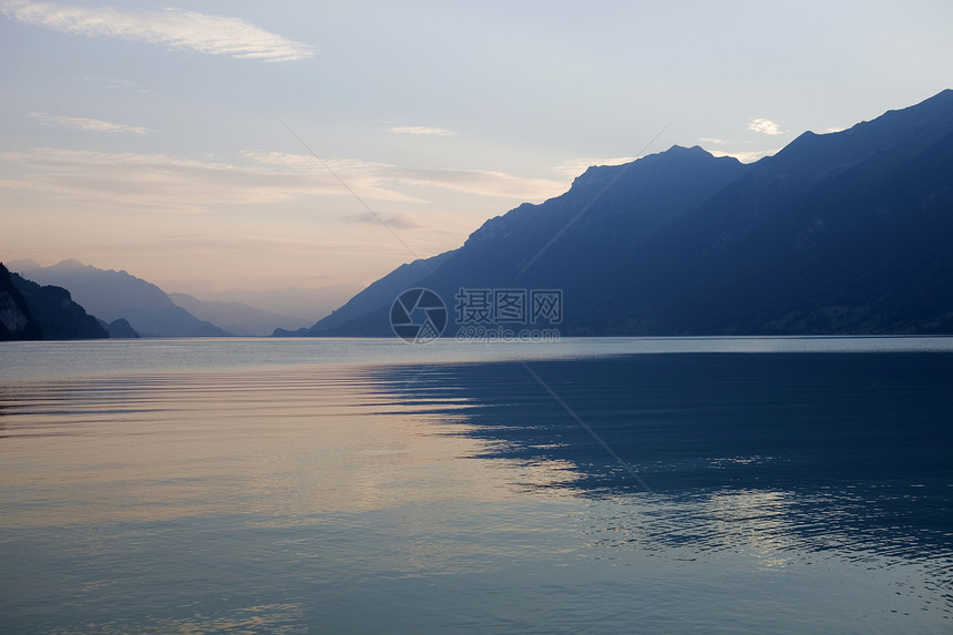 苏威湖日落环境天空蓝色山脉假期反射太阳旅行橙子支撑图片