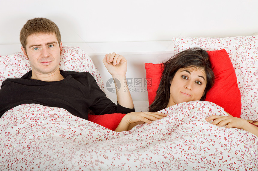 在床上的夫妇苏醒时间成人女朋友男人微笑卧室青年妻子恋人图片