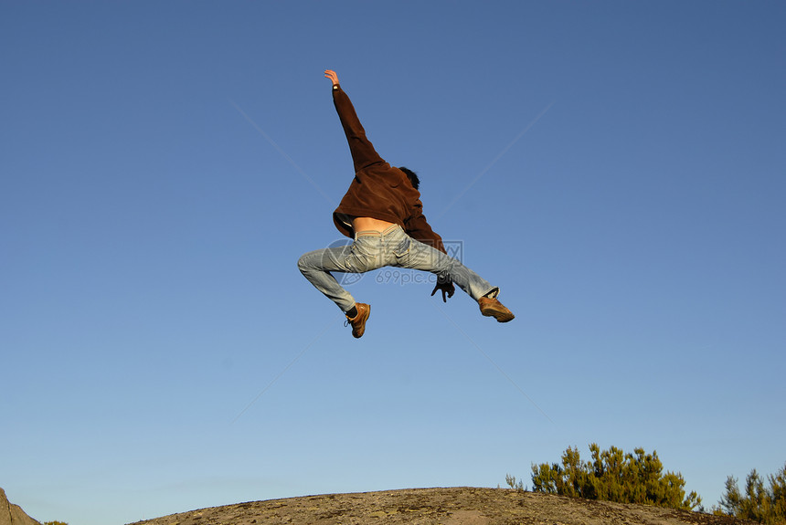 跳跃行动植被蓝色自由男生喜悦男性岩石活动天空图片