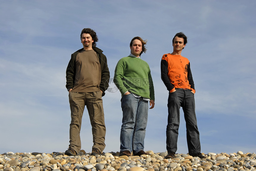 3个男人天空朋友们幸福享受棕褐色微笑沙漠身体海岸图片