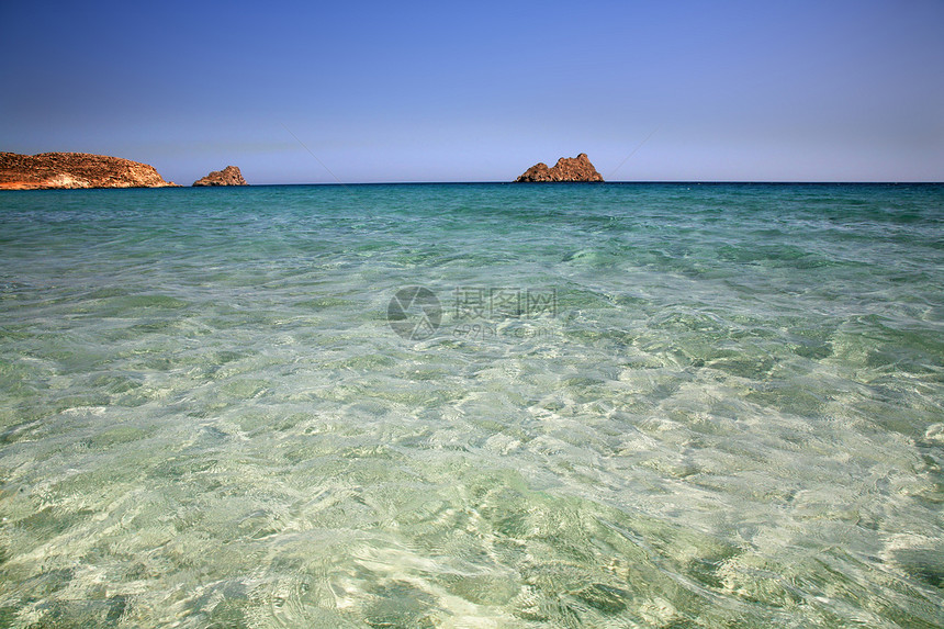 海滩沙滩晴天岩石海浪旅行蓝色绿色天空石头环境风景图片
