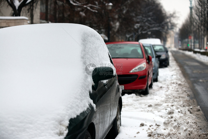 暴风雪过后被雪覆盖的汽车车辆城市气候交通运输季节季节性街道天气景观图片