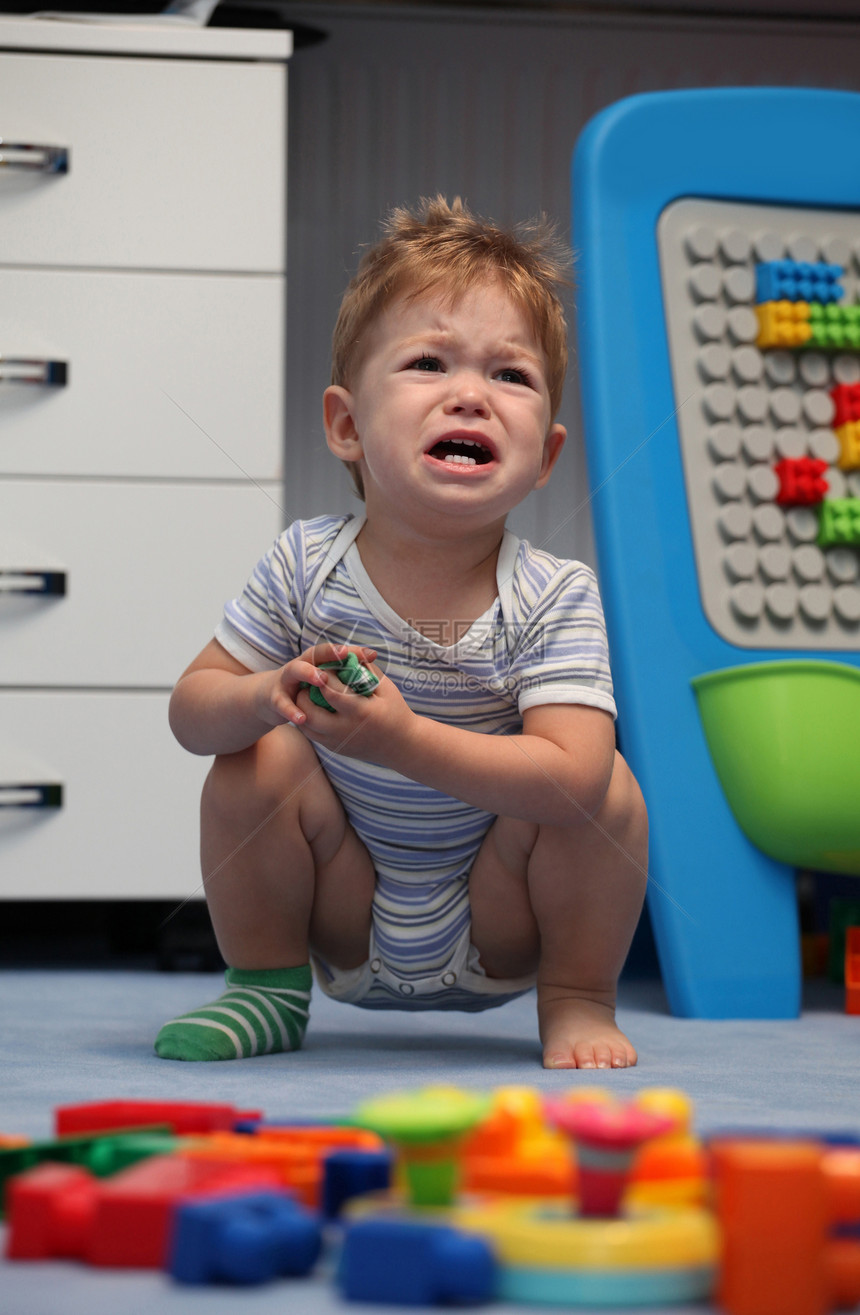 一个在儿童房间里哭泣的男孩子眼泪男生鬼脸家庭婴儿悲伤尖叫情绪化玩具儿子图片