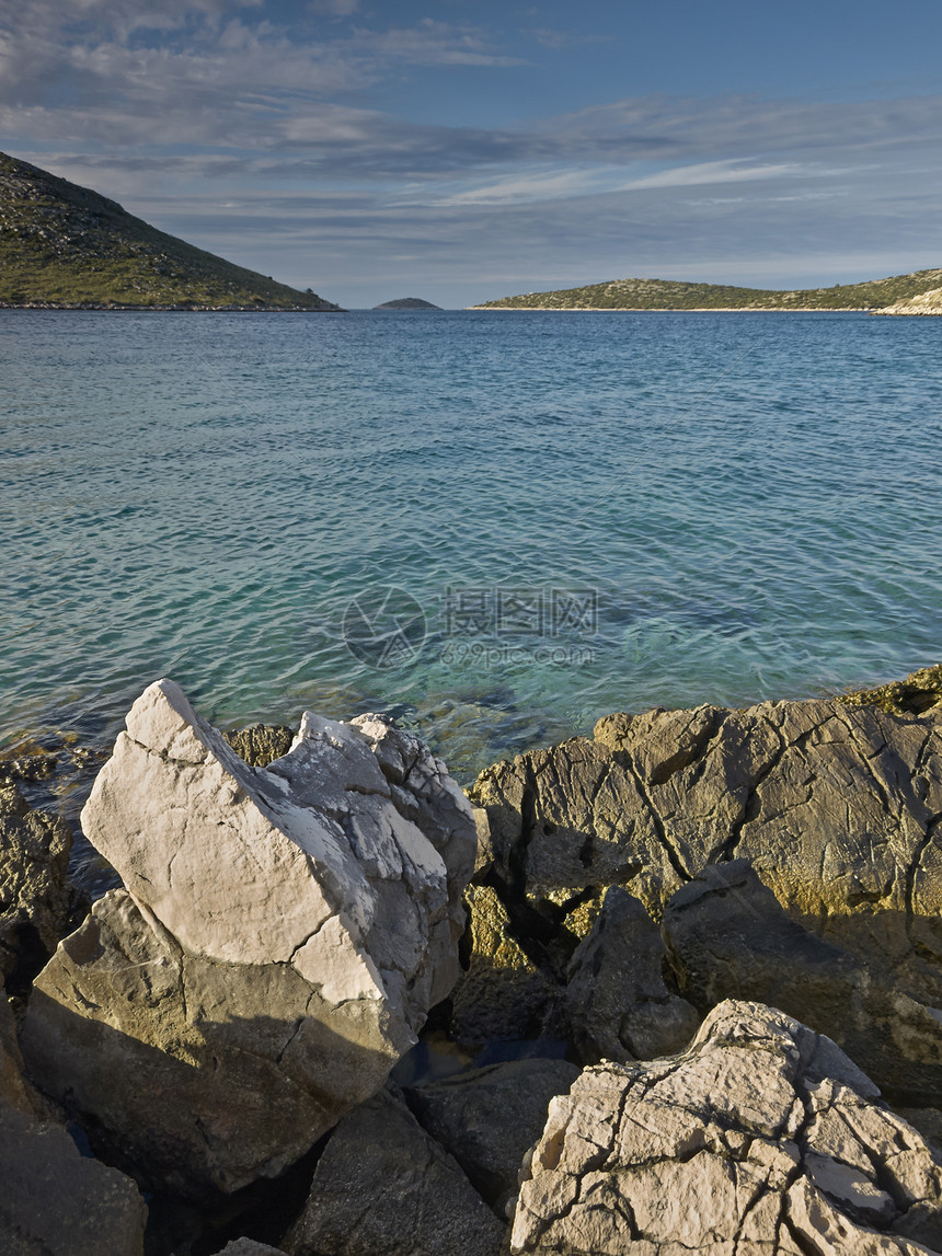 岛上的晨光岛屿涟漪石灰石天空蓝色群岛岩石波浪纹理图片