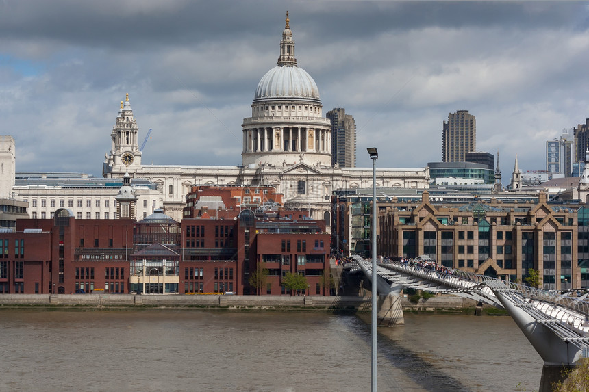 伦敦圣保罗圣保罗大教堂和千年桥历史纪念碑行人旅游景观大教堂宗教旅行城市首都图片