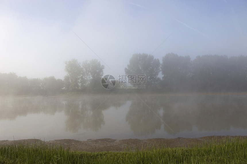 江雾反射森林树木农村天空衬套旅行阴霾薄雾场景图片