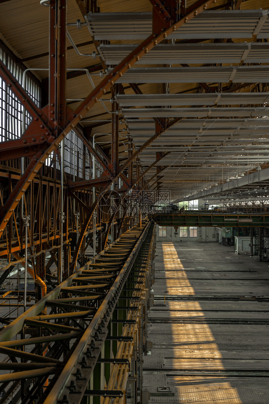维修站大工业厅大型仓库工厂大厅地面金属窗户重工业建筑职场天花板图片