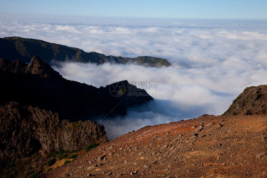 山脉蓝色荒野远景天堂悬崖薄雾旅游天空旅行首脑图片