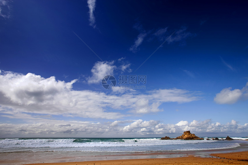 海滩沙滩岩石反射旅行风景海岸砂岩悬崖橙子地标蓝色图片