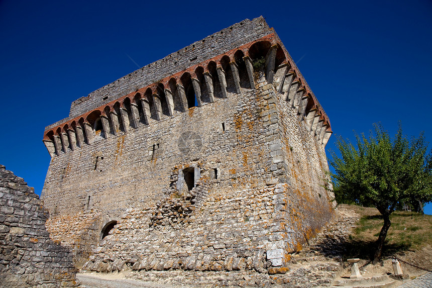 城堡建筑学贵族建筑石头天空旗帜石墙版税堡垒历史图片