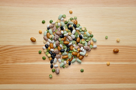 木制背景的混合干豆和豆豆高清图片