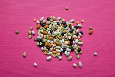 粉红背景的混合干豆和豆豆高清图片