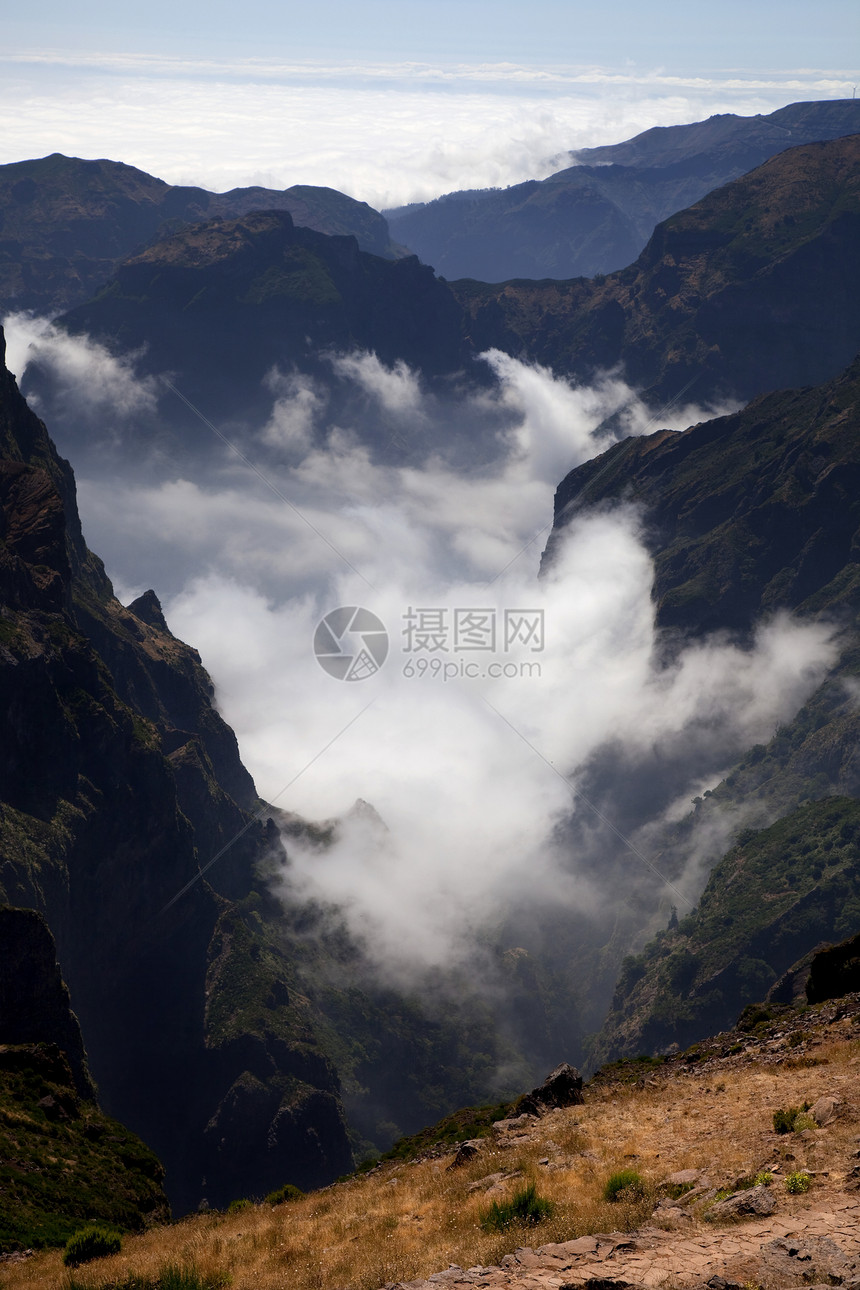 山山脉旅游远足天气岩石蓝色悬崖石头风景地球荒野图片