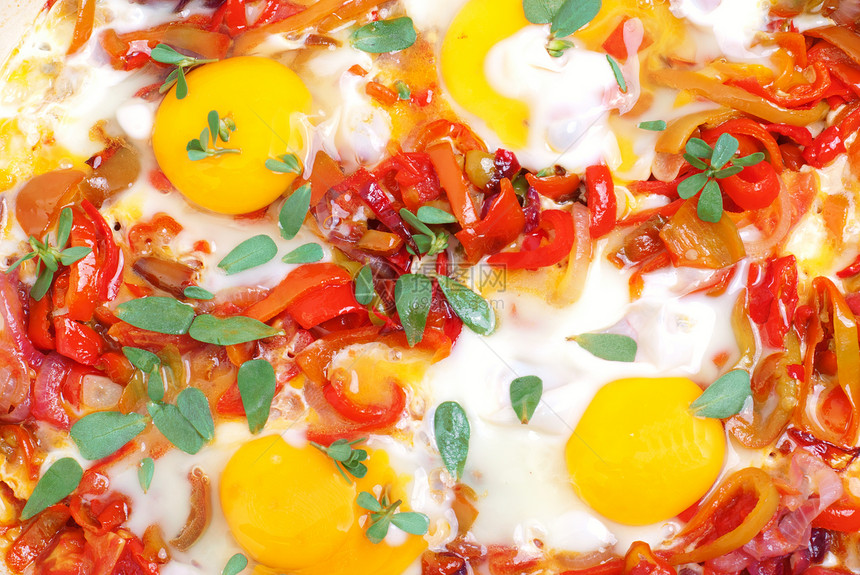 鸡蛋和胡椒油炸绿色红色食物洋葱火腿白色熏肉盘子黄色图片