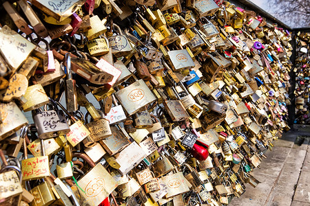 爱情挂锁 浪漫巴黎的传统 代表了夫妻的永恒爱情之地背景图片