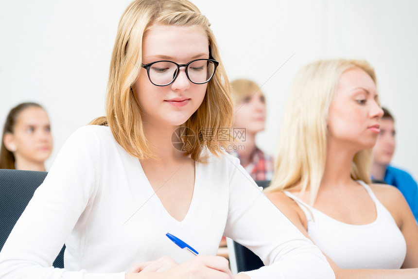 课堂上的学生人数微笑男生学习成人演讲男人桌子教育女性蓝色图片