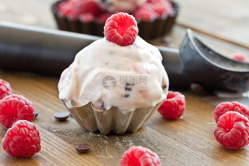 冰淇淋加新鲜草莓粉色水果冰淇淋勺覆盆子果味勺子食物水平盘子乡村图片