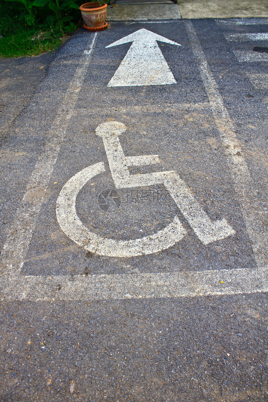 障碍程度较深的街道残障驾驶轮椅交通人士公园线条药品城市生活图片