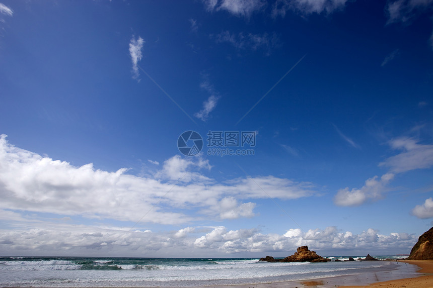 海滩沙滩岩石海岸风景娱乐巨石蓝色地标旅行砂岩橙子图片