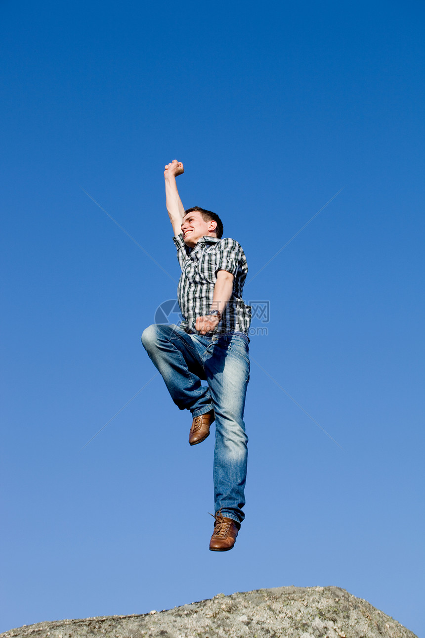 跳跃运动员天空岩石活力青少年行动青年喜悦孩子乐趣图片