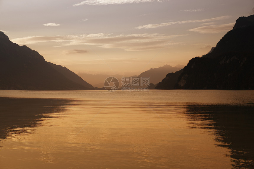苏威湖日落太阳支撑天空假期环境山脉橙子反射蓝色旅行图片