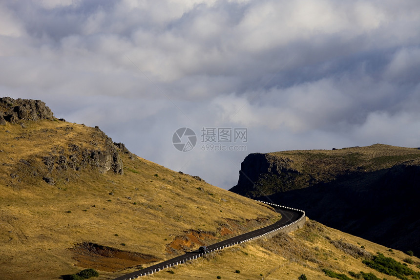 公路道路爬坡地球旅游天气岩石首脑薄雾远足荒野天堂图片