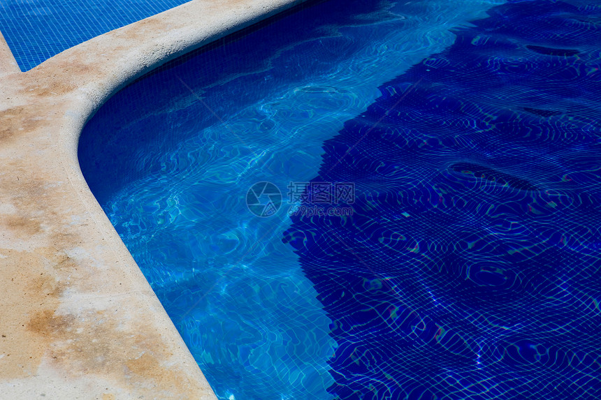 游泳池闲暇圆圈蓝色旅行气泡液体反射时间边界温泉图片
