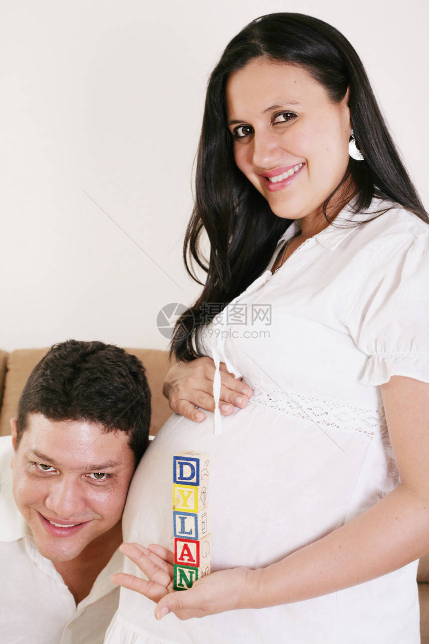 孕妇和有父亲的孕妇持有一封来自立方体-迪伦-尼的信图片