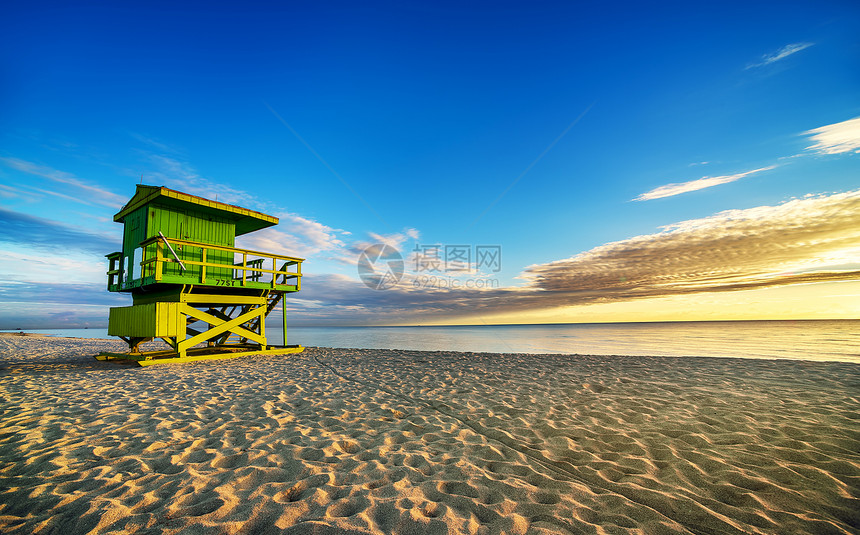 迈阿密南海滩日出蓝色日落全景海岸线救生塔场景海滩天空地平线热带图片