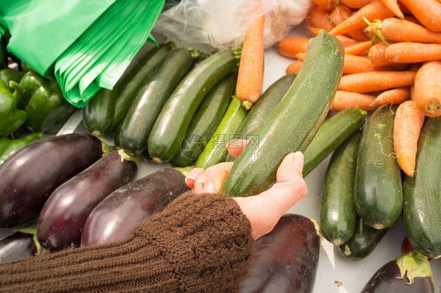 购物蔬菜画幅食物摊位女性顾客零售街头市场市场水平生产图片