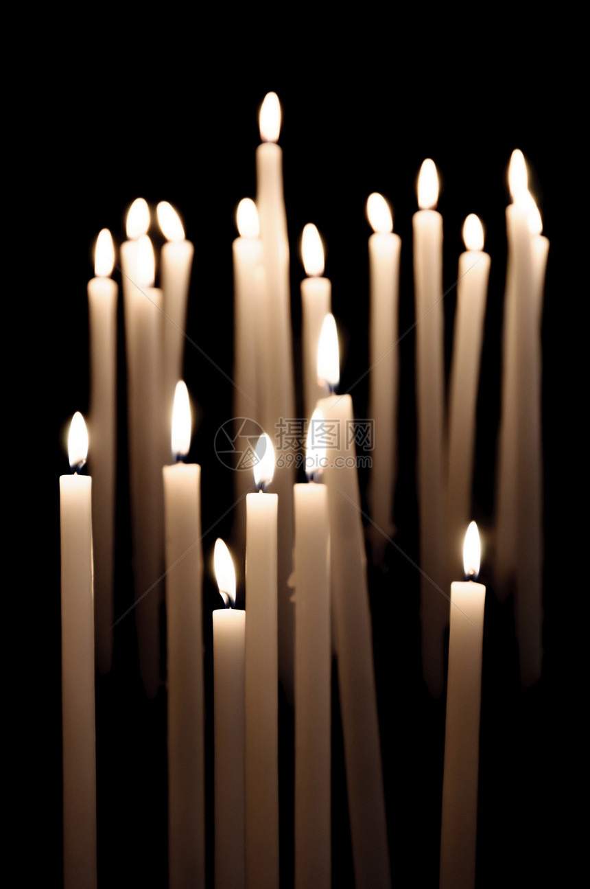 教堂燃烧的蜡烛图片