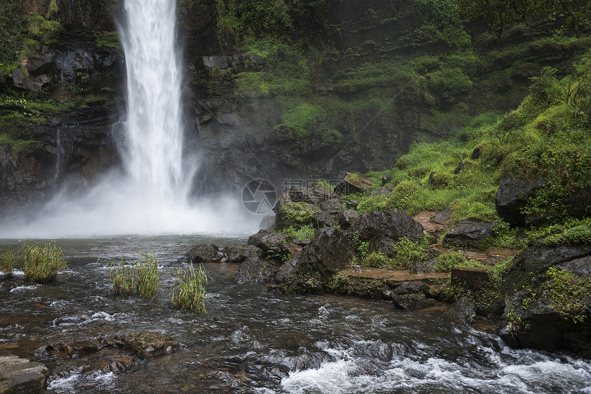 萨比附近的瀑布落下吸引力编队棕色苔藓裙子旅游树木荒野地质学边界图片