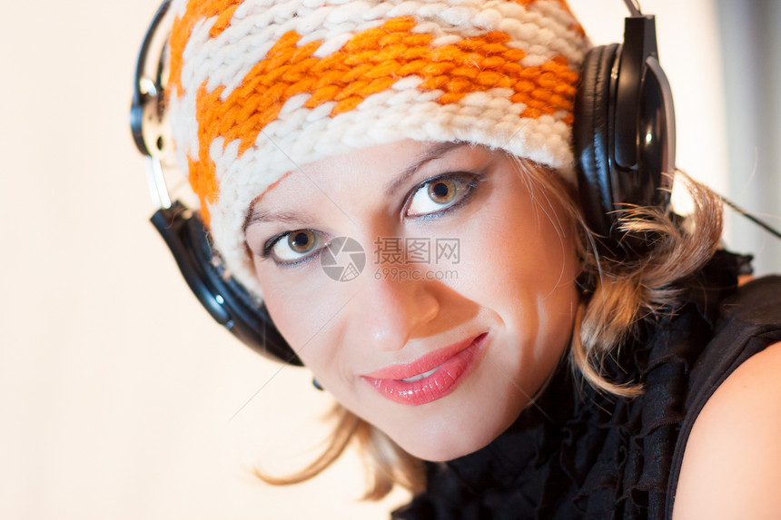 听音乐的金发美女文化女性成人耳机娱乐女士流行音乐闲暇女孩技术图片