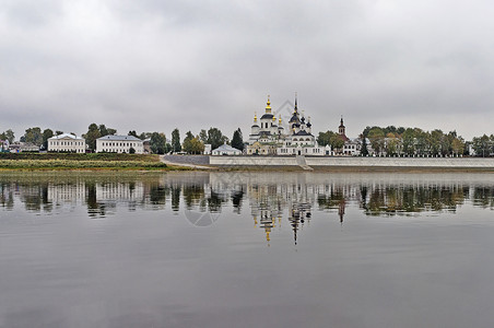 俄罗斯北部的Sukhona河高清图片