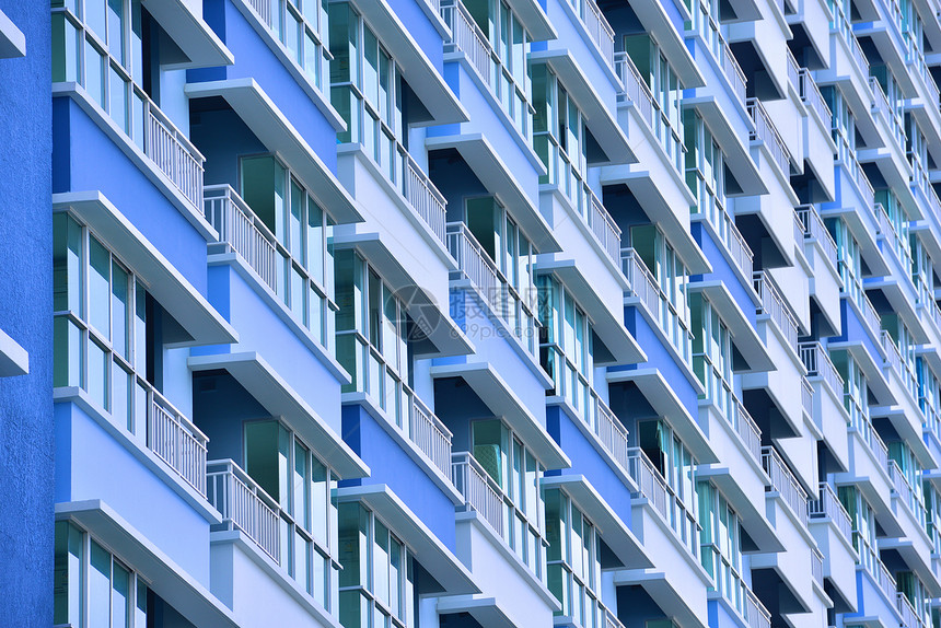 现代公寓蓝色外观都市阳台建筑结构住宅建筑学奢华城市生活图片