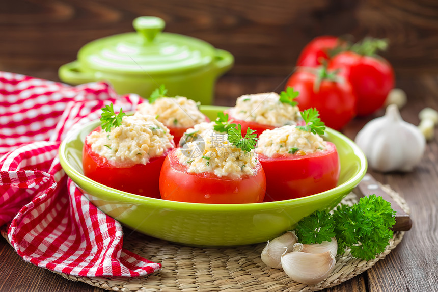塞满西红番茄西红柿美食小吃蔬菜食物乡村沙拉饮食叶子桌子图片
