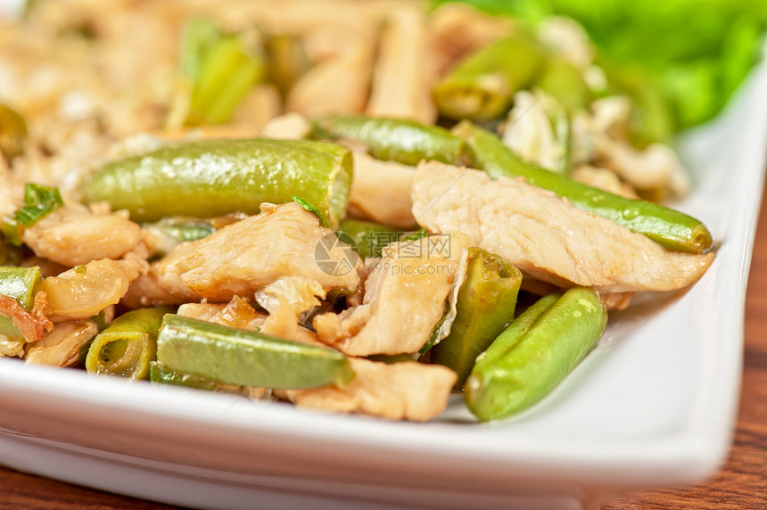 青豆和鸡鸡蔬菜午餐盘子磨损宏观细绳薄荷美食鱼片烧烤图片