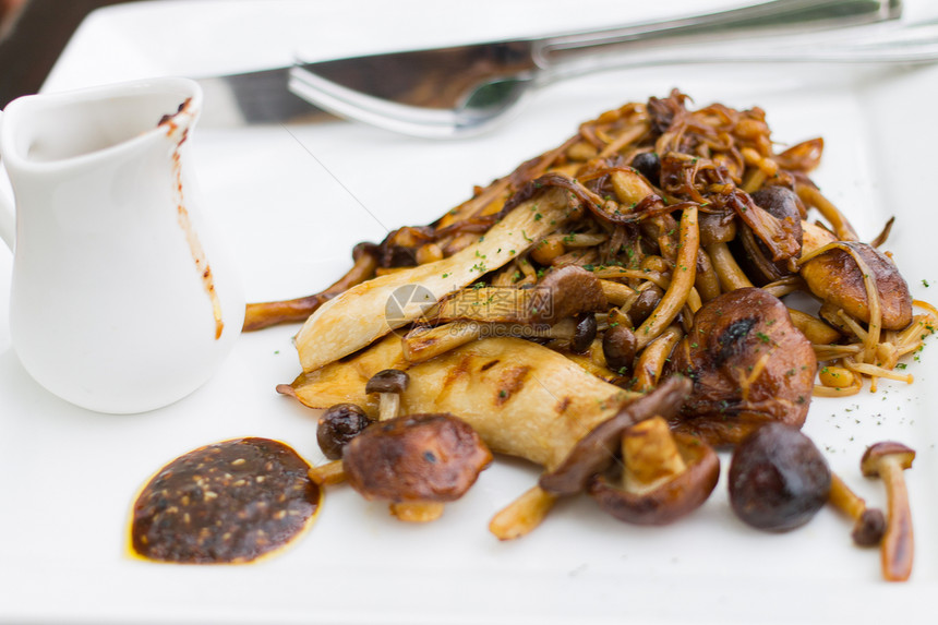 含芝麻酱的蘑菇煎食物白色盘子美食蔬菜油炸午餐图片