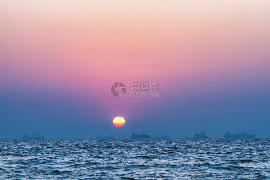 日落在海面上冲浪环境海景反射太阳海洋地平线旅行闲暇辉光图片