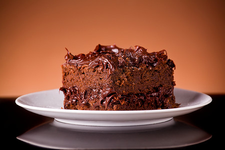 巧克力蛋糕咸味橙子蛋糕白色傻事食物甜点棕色盘子配料背景图片