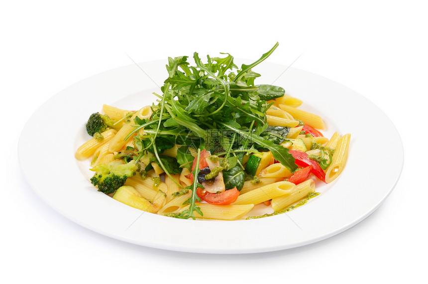 加蔬菜和沙拉的意大利面美食午餐红色盘子绿色饮食白色桌子营养食物图片