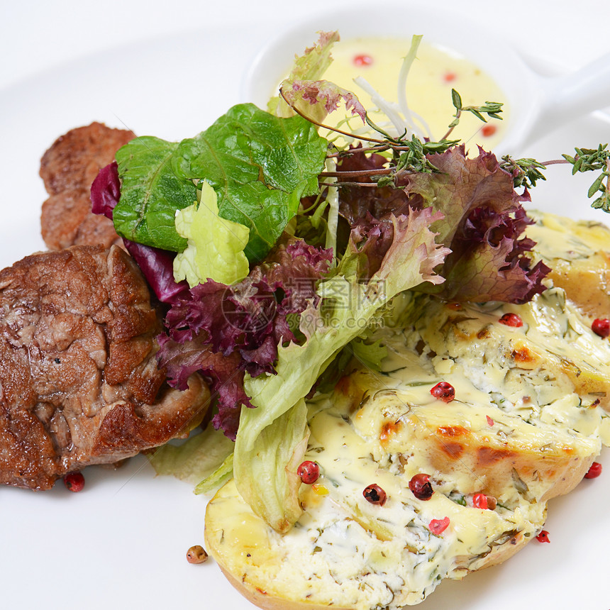 土豆和辣椒奶油酱中的肉胡椒白色猪肉油炸美食奖章绿色沙拉餐厅盘子图片