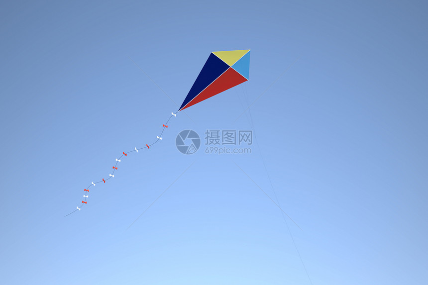 在天空中跳跃视图对象休闲活动尾巴自由风筝低角度玩具飞行图片