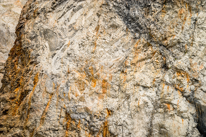 采石场的石灰岩石灰石矿物挖掘机材料石头工业碎石天空黄色矿石图片