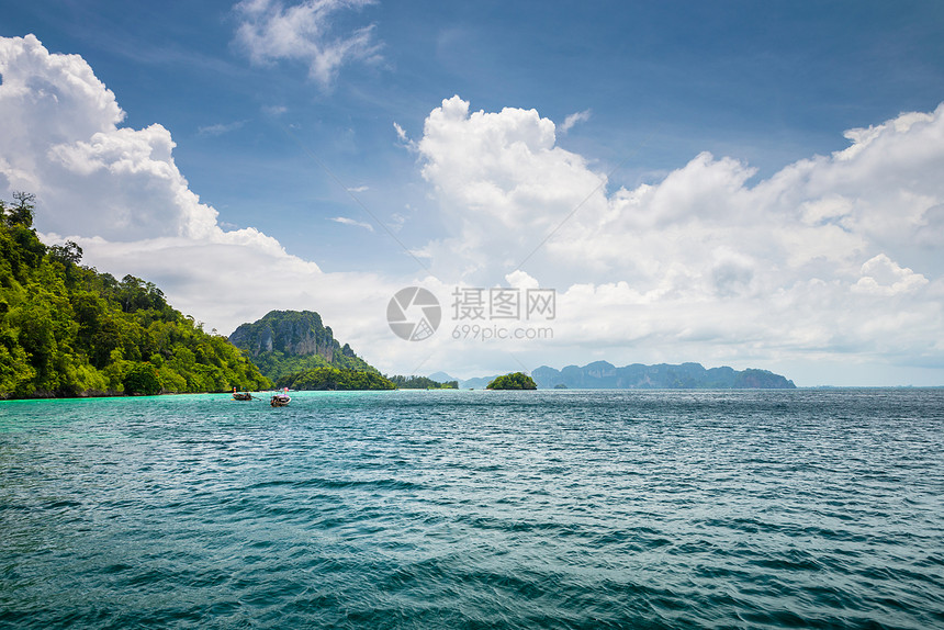 泰王国美丽的海景晴天热带假期海浪阳光支撑悬崖岩石蓝色风景图片